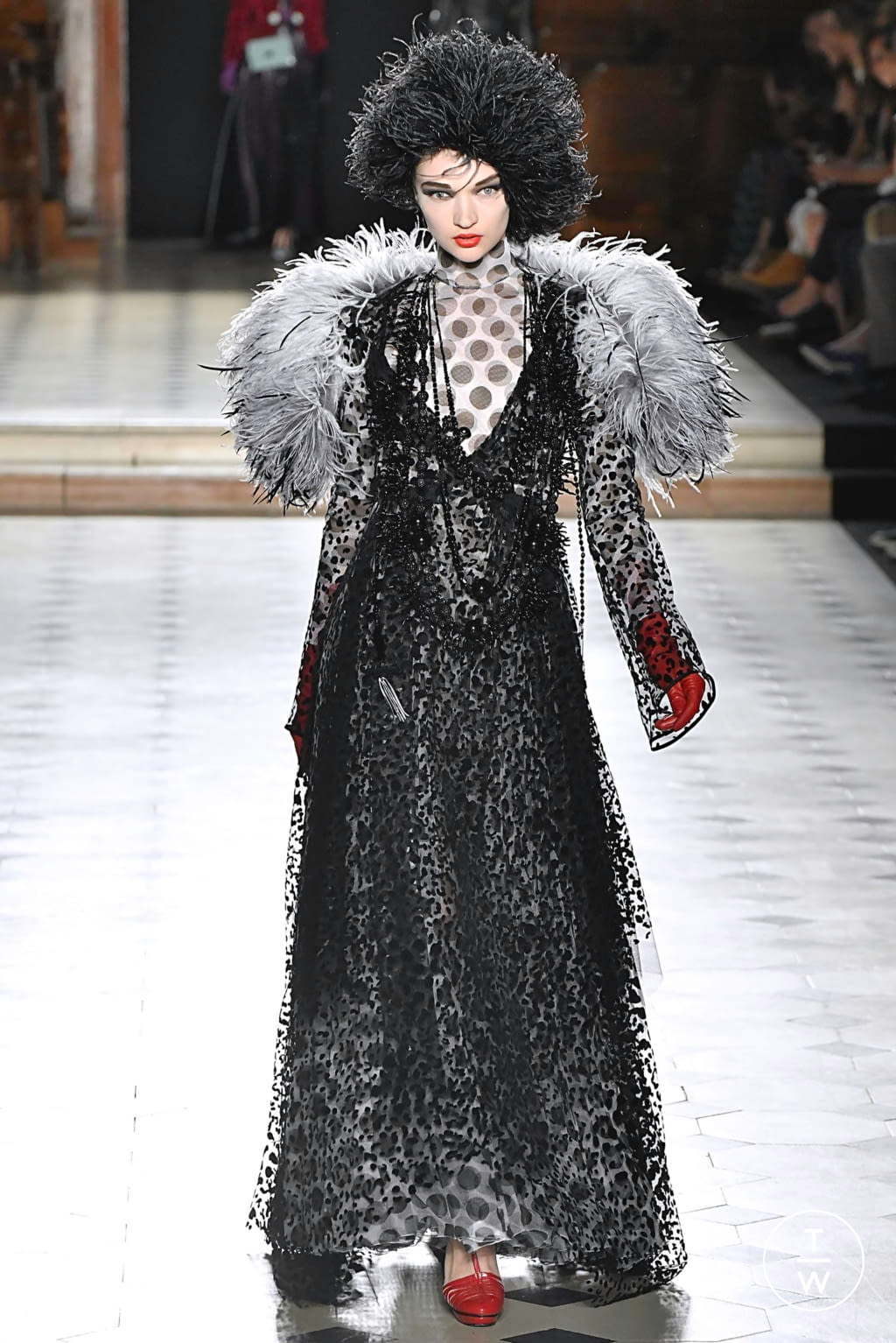 Fashion Week Paris Fall/Winter 2019 look 16 from the Julien Fournié collection couture