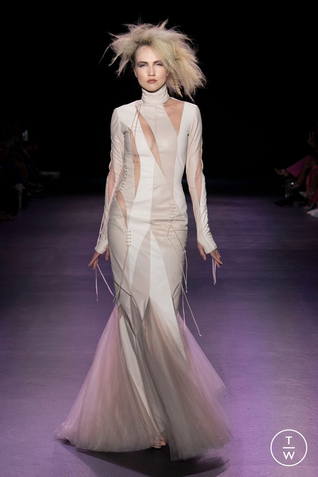 Fashion Week Paris Fall/Winter 2022 look 1 de la collection Julien Fournié couture