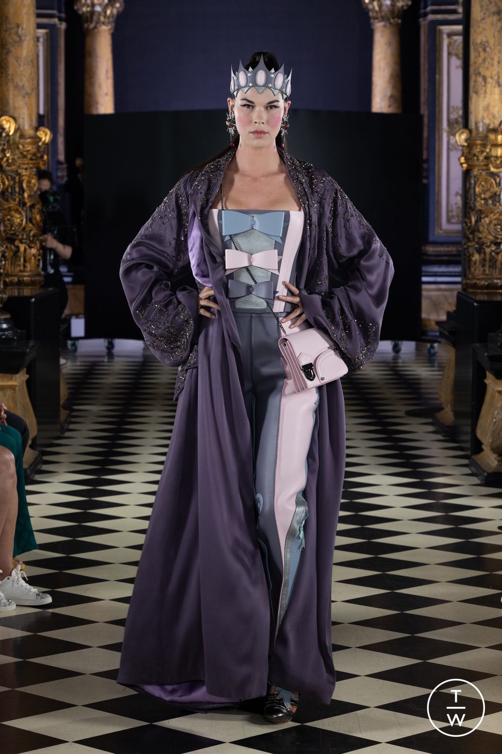 Fashion Week Paris Fall/Winter 2024 look 1 from the Julien Fournié collection 高级定制