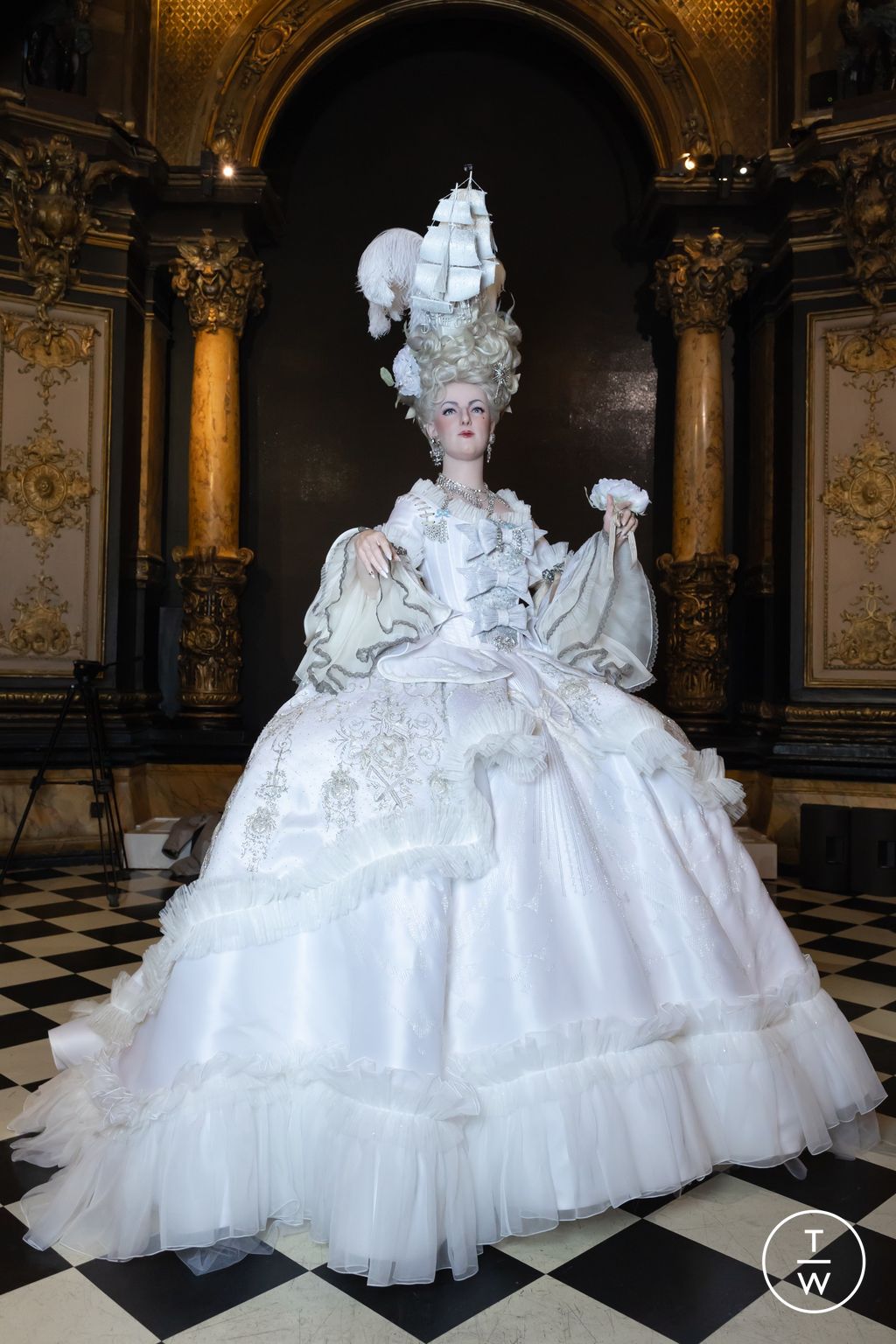 Fashion Week Paris Fall/Winter 2024 look 12 from the Julien Fournié collection couture