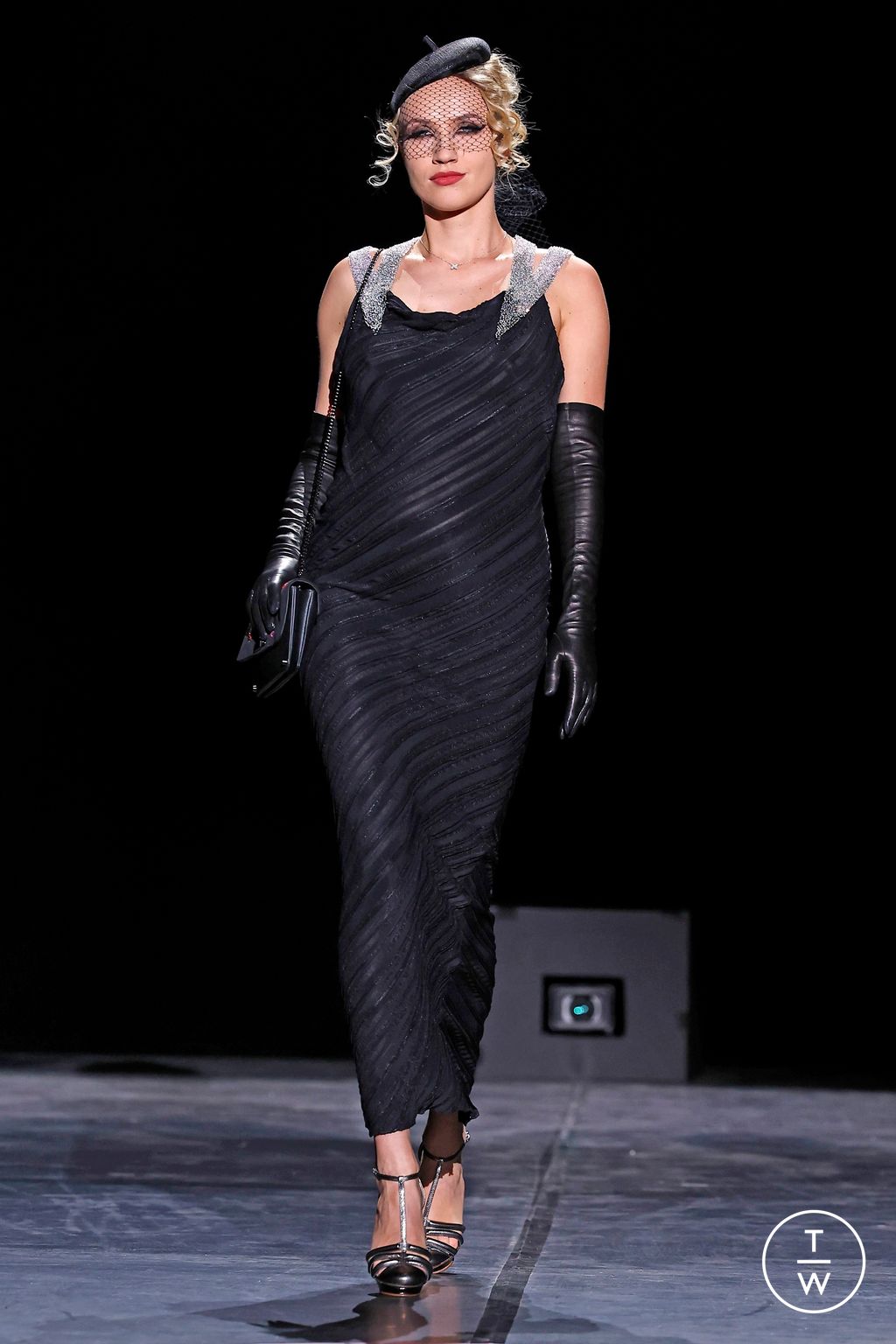 Fashion Week Paris Spring/Summer 2024 look 13 de la collection Julien Fournié couture