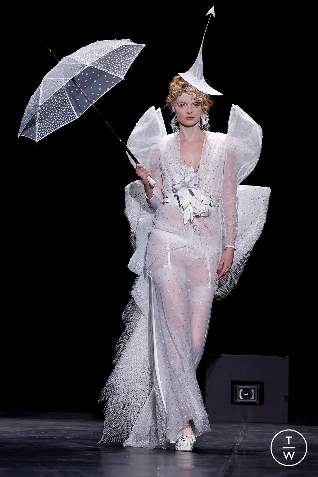 Fashion Week Paris Spring/Summer 2024 look 28 from the Julien Fournié collection couture