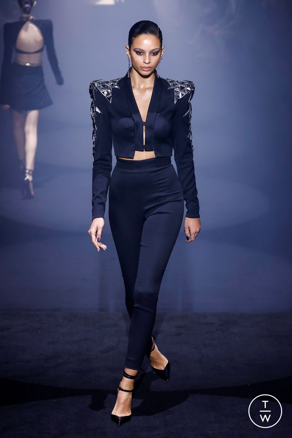 Fashion Week London Fall/Winter 2023 look 4 from the Julien MacDonald collection 女装