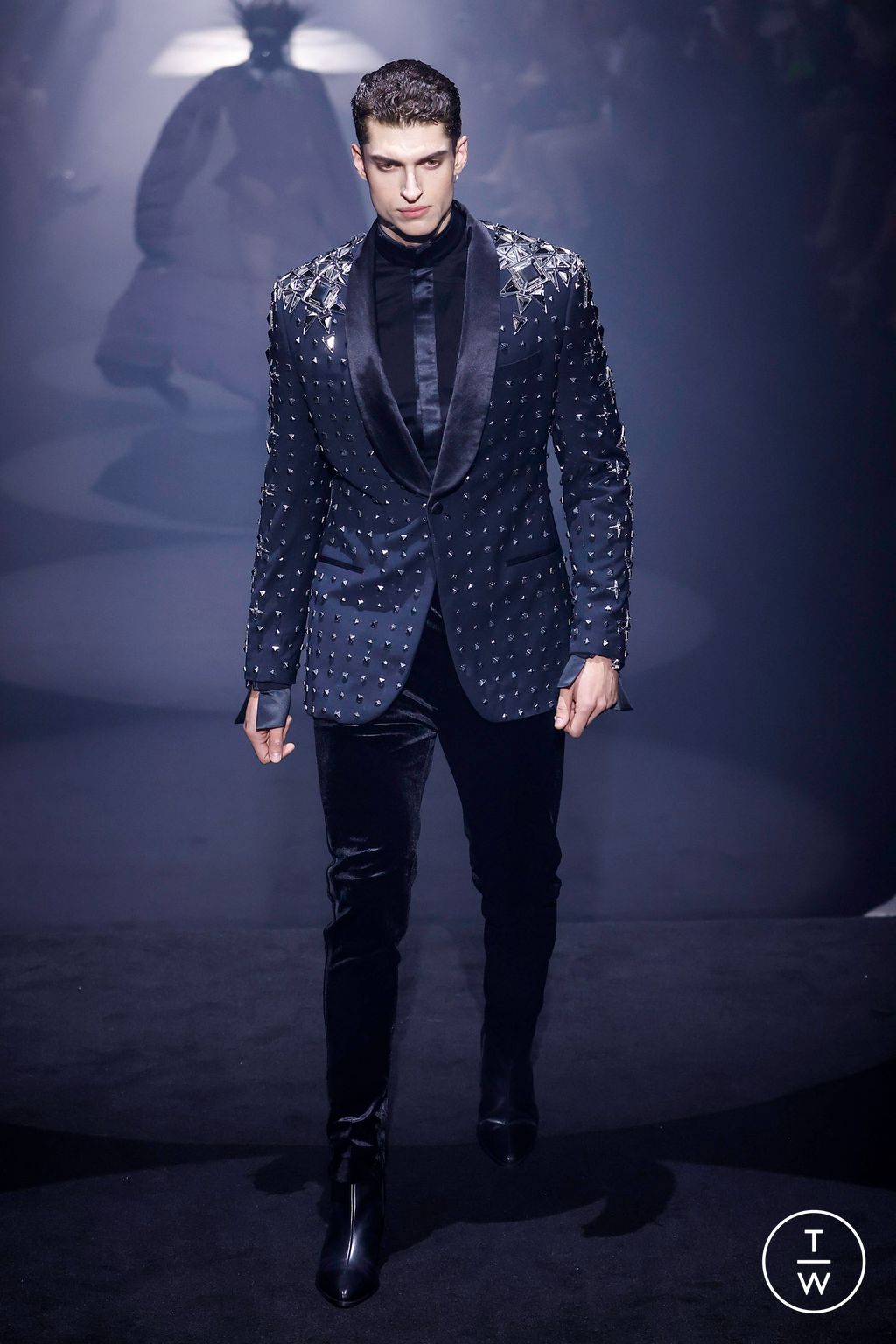 Fashion Week London Fall/Winter 2023 look 6 from the Julien MacDonald collection 女装
