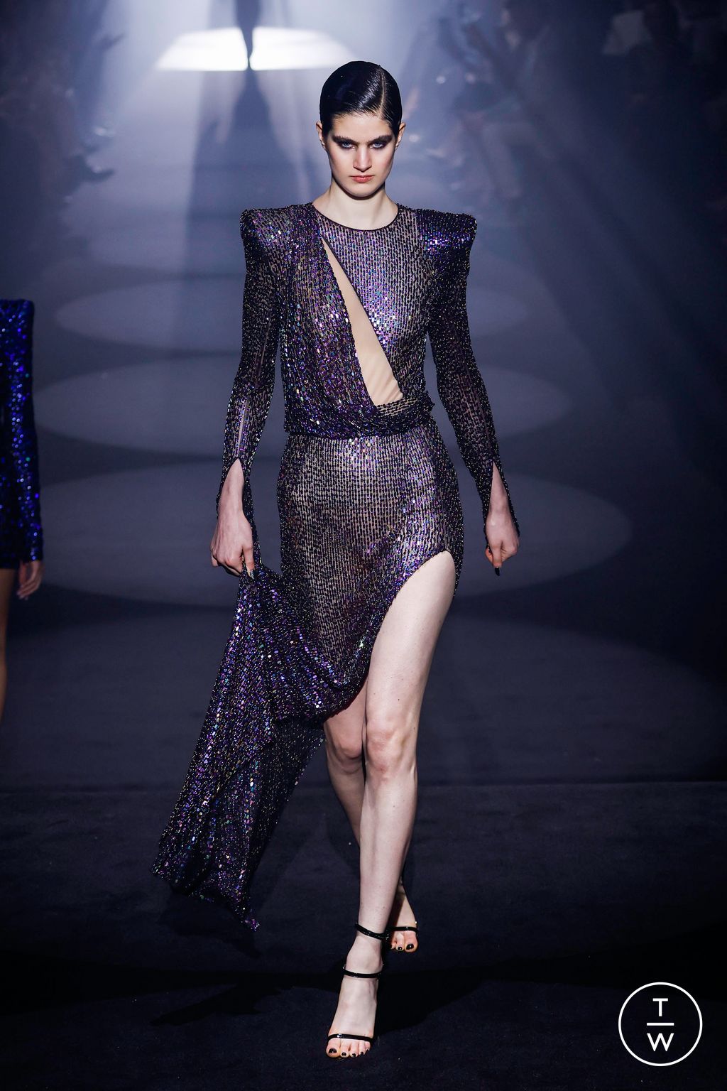Fashion Week London Fall/Winter 2023 look 16 from the Julien MacDonald collection 女装