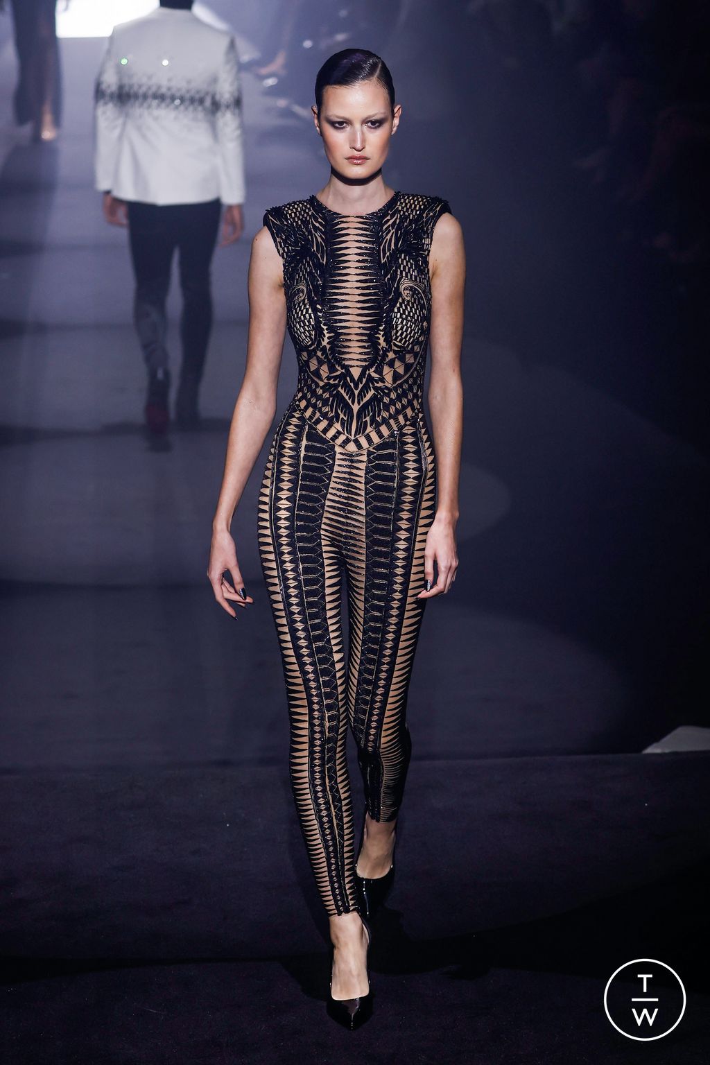 Fashion Week London Fall/Winter 2023 look 21 de la collection Julien MacDonald womenswear