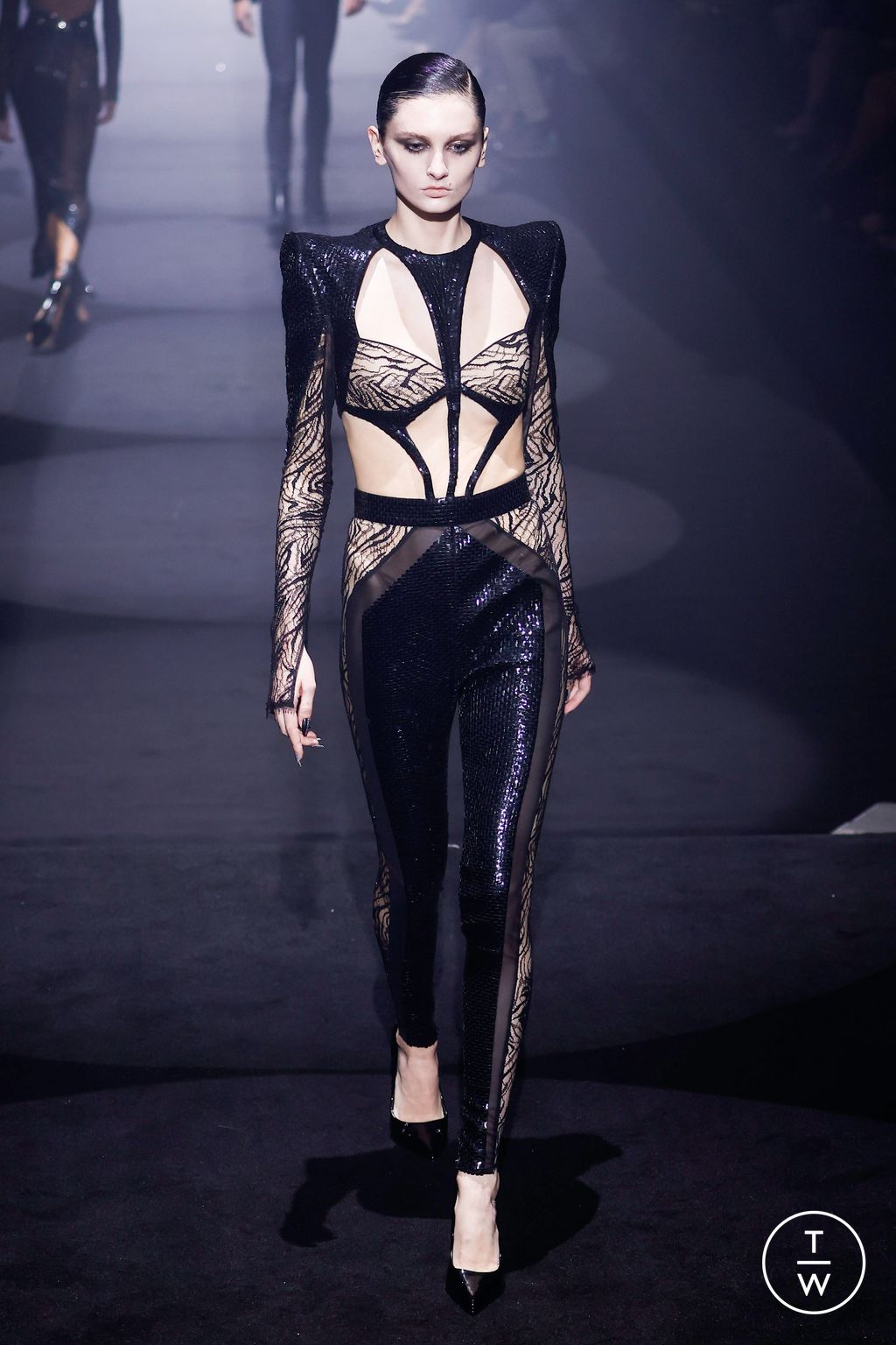 Fashion Week London Fall/Winter 2023 look 24 from the Julien MacDonald collection 女装
