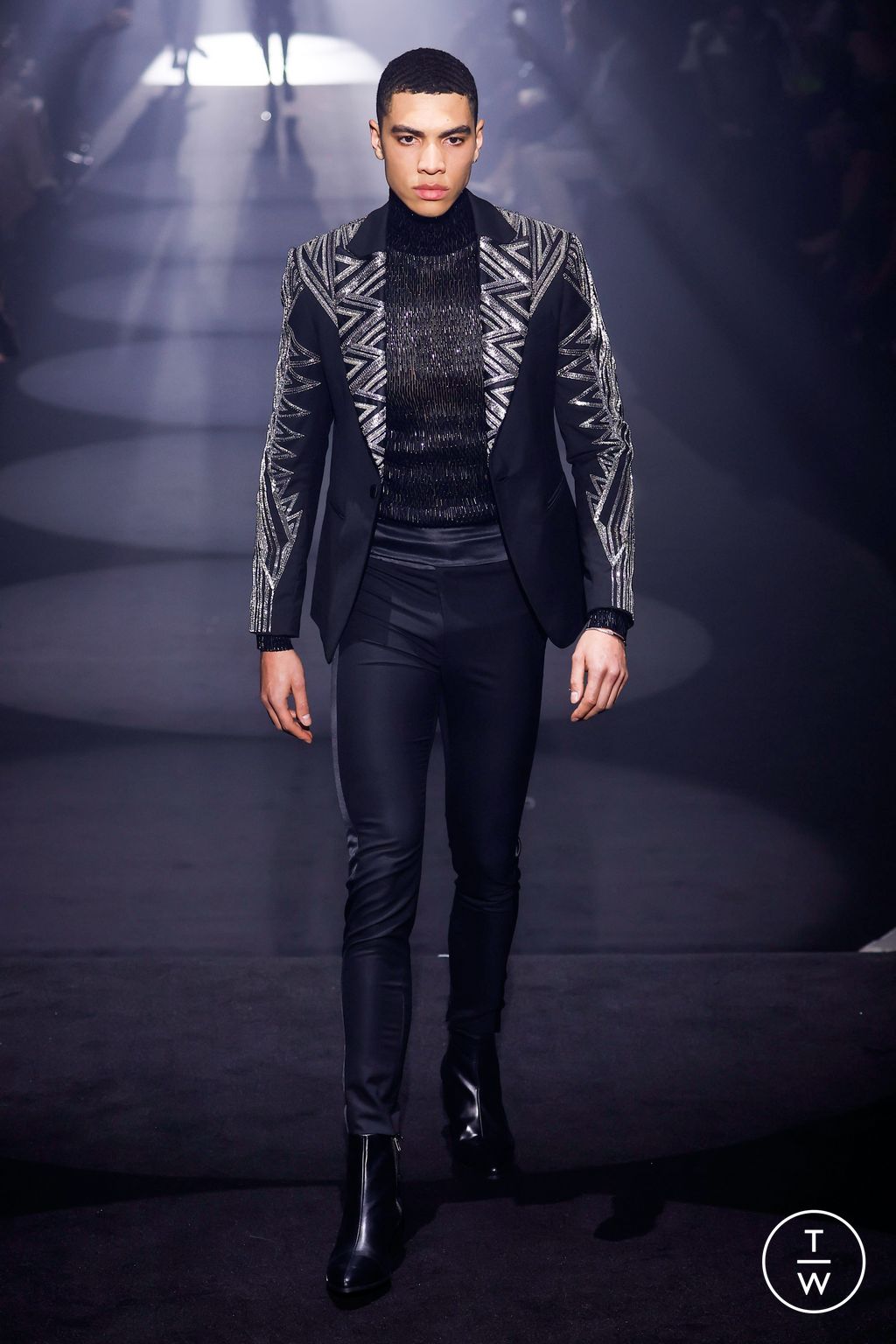 Fashion Week London Fall/Winter 2023 look 25 from the Julien MacDonald collection 女装