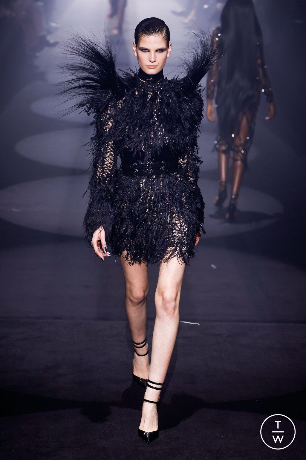 Fashion Week London Fall/Winter 2023 look 27 from the Julien MacDonald collection 女装
