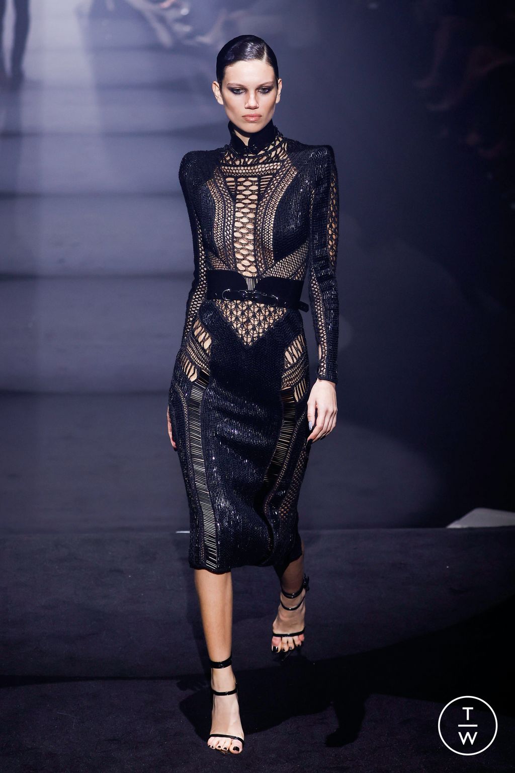 Fashion Week London Fall/Winter 2023 look 30 from the Julien MacDonald collection 女装