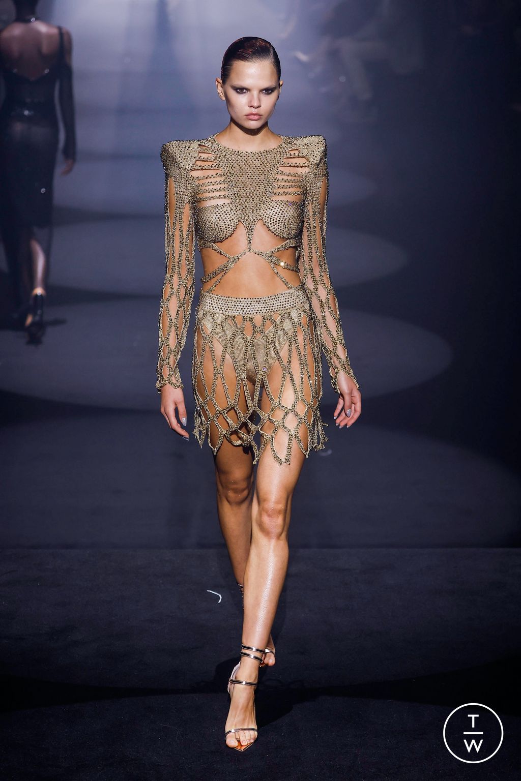 Fashion Week London Fall/Winter 2023 look 34 from the Julien MacDonald collection 女装