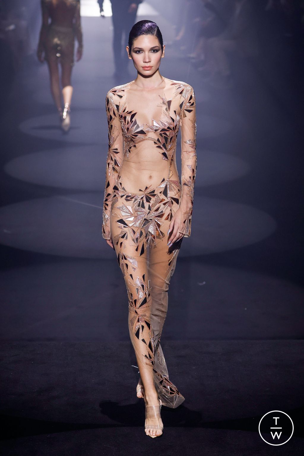Fashion Week London Fall/Winter 2023 look 35 from the Julien MacDonald collection 女装