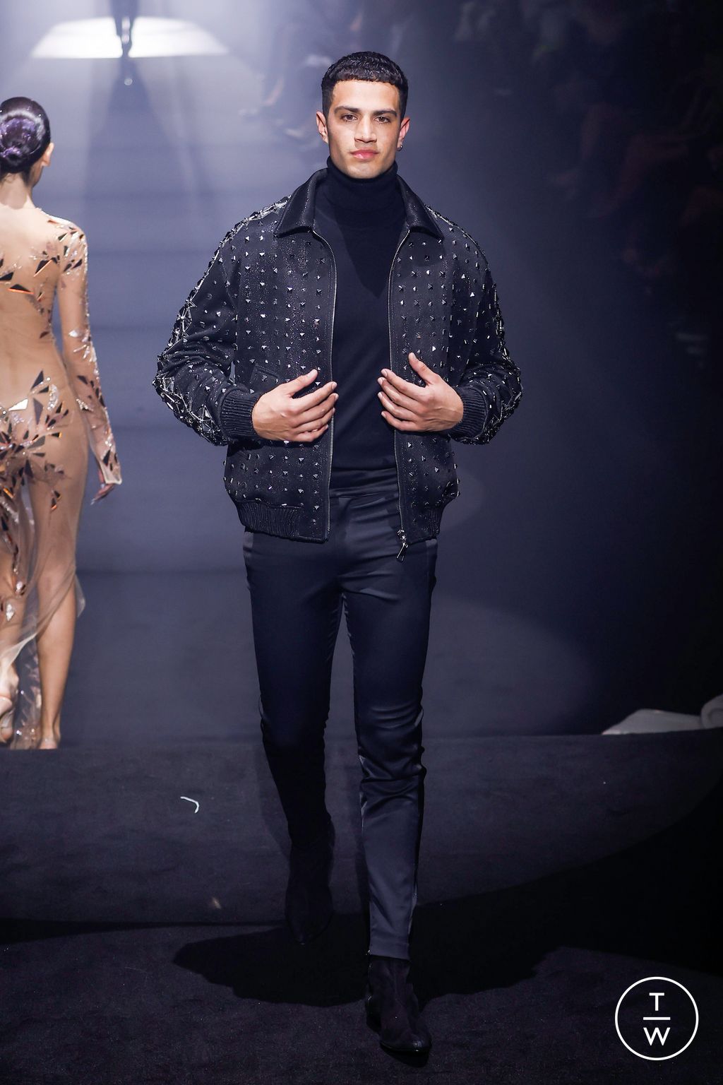 Fashion Week London Fall/Winter 2023 look 36 from the Julien MacDonald collection 女装