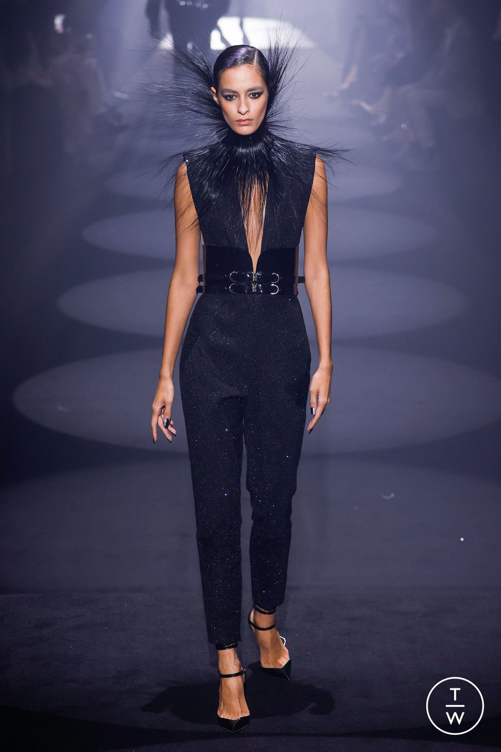 Fashion Week London Fall/Winter 2023 look 37 from the Julien MacDonald collection 女装