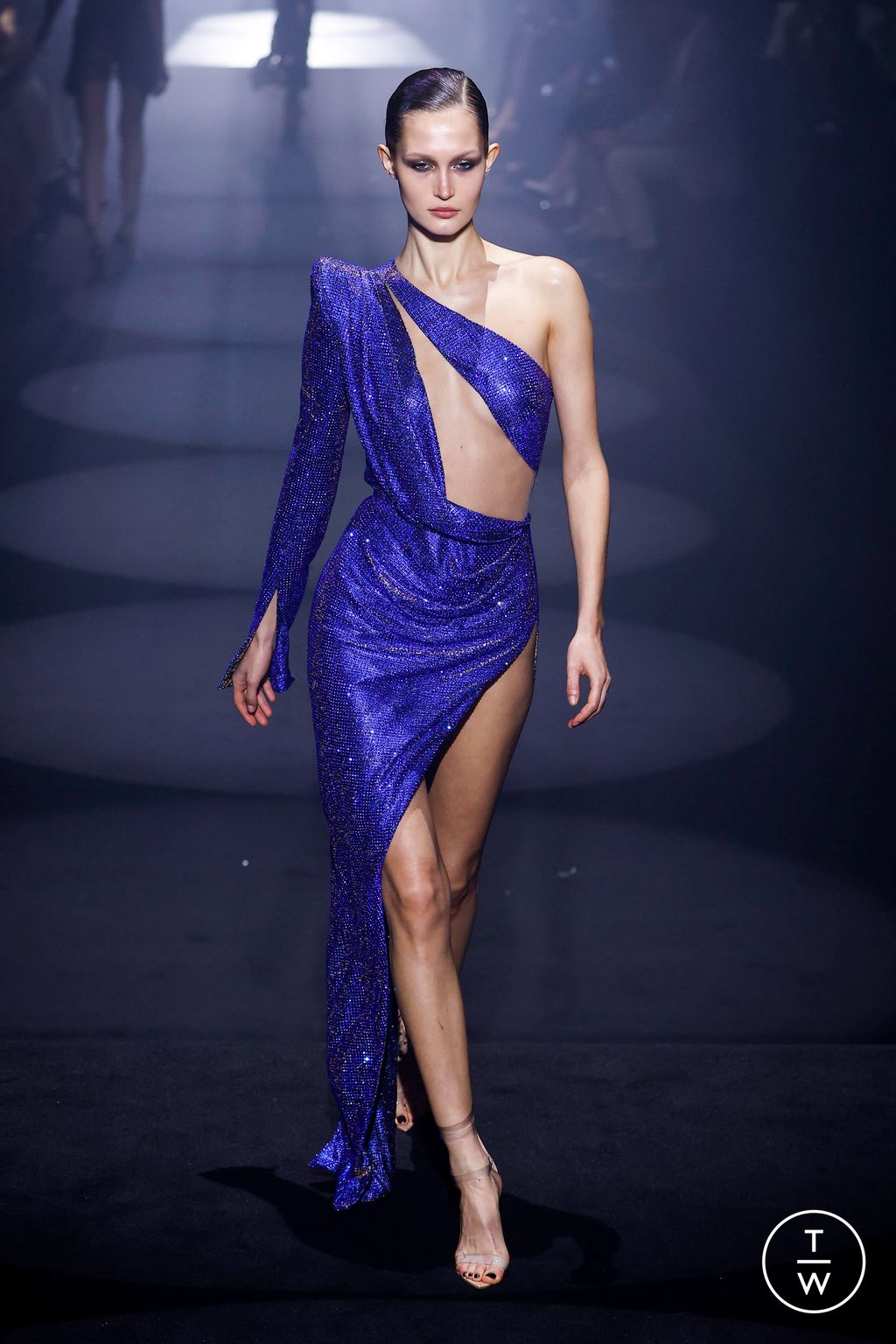 Fashion Week London Fall/Winter 2023 look 42 from the Julien MacDonald collection 女装