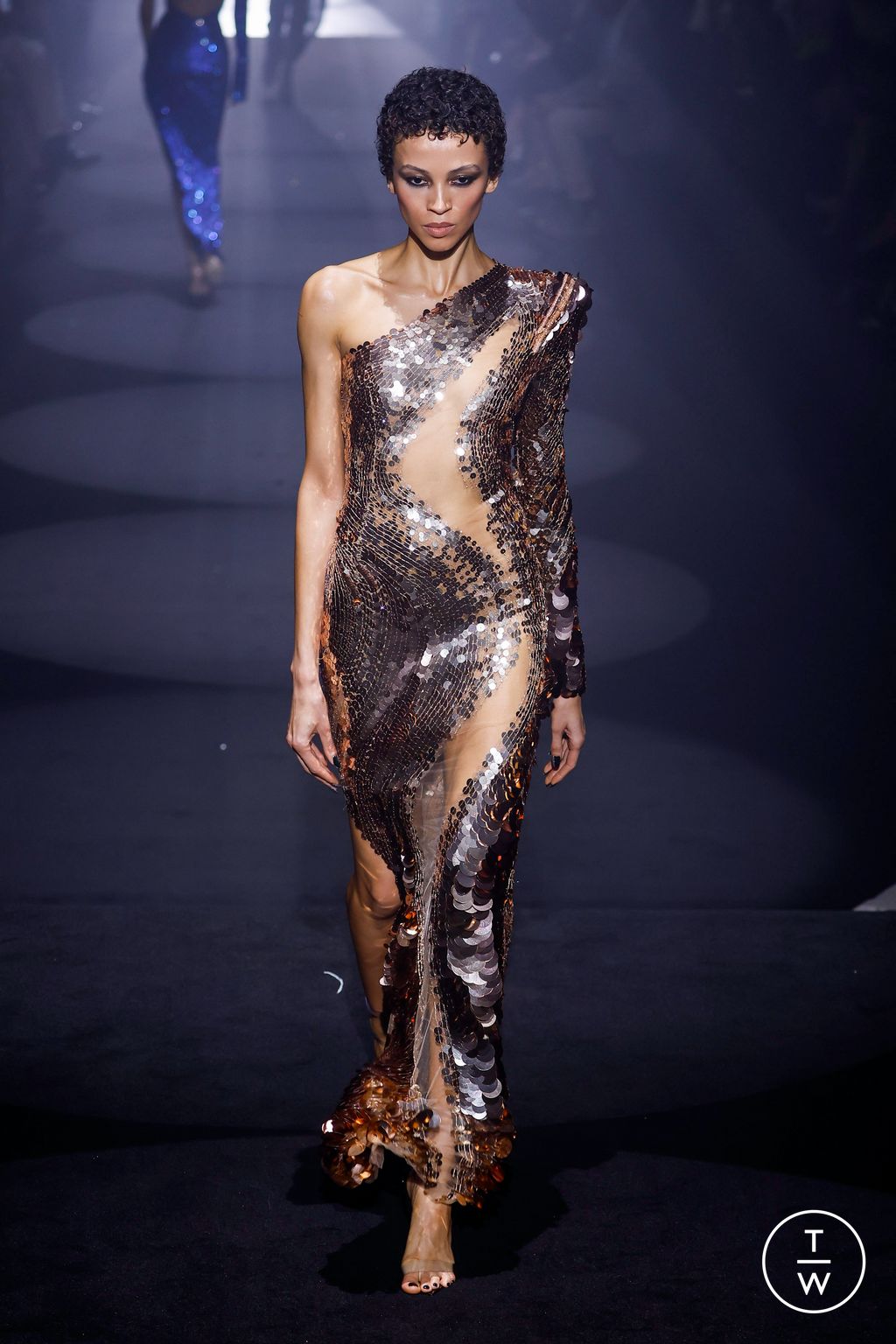 Fashion Week London Fall/Winter 2023 look 43 from the Julien MacDonald collection 女装