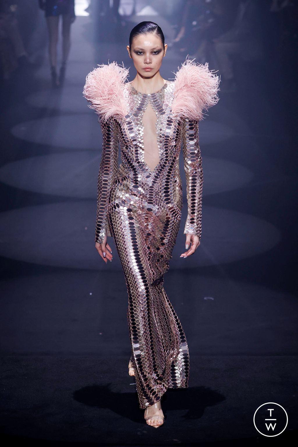 Fashion Week London Fall/Winter 2023 look 46 from the Julien MacDonald collection 女装