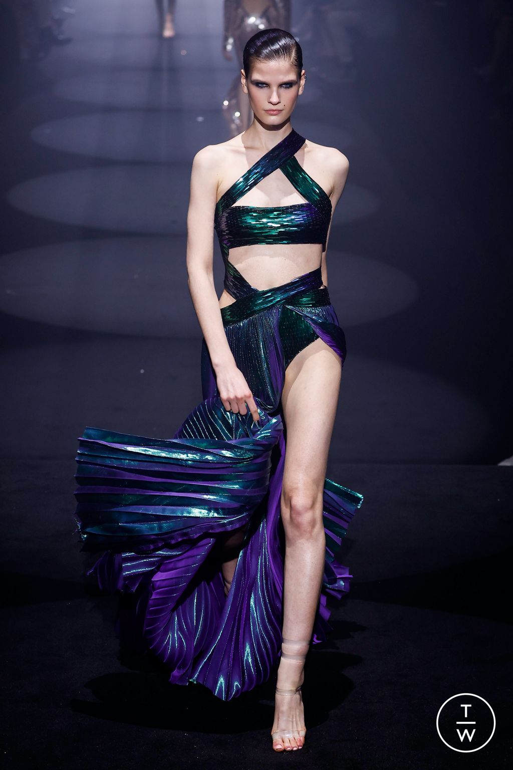 Fashion Week London Fall/Winter 2023 look 47 from the Julien MacDonald collection 女装