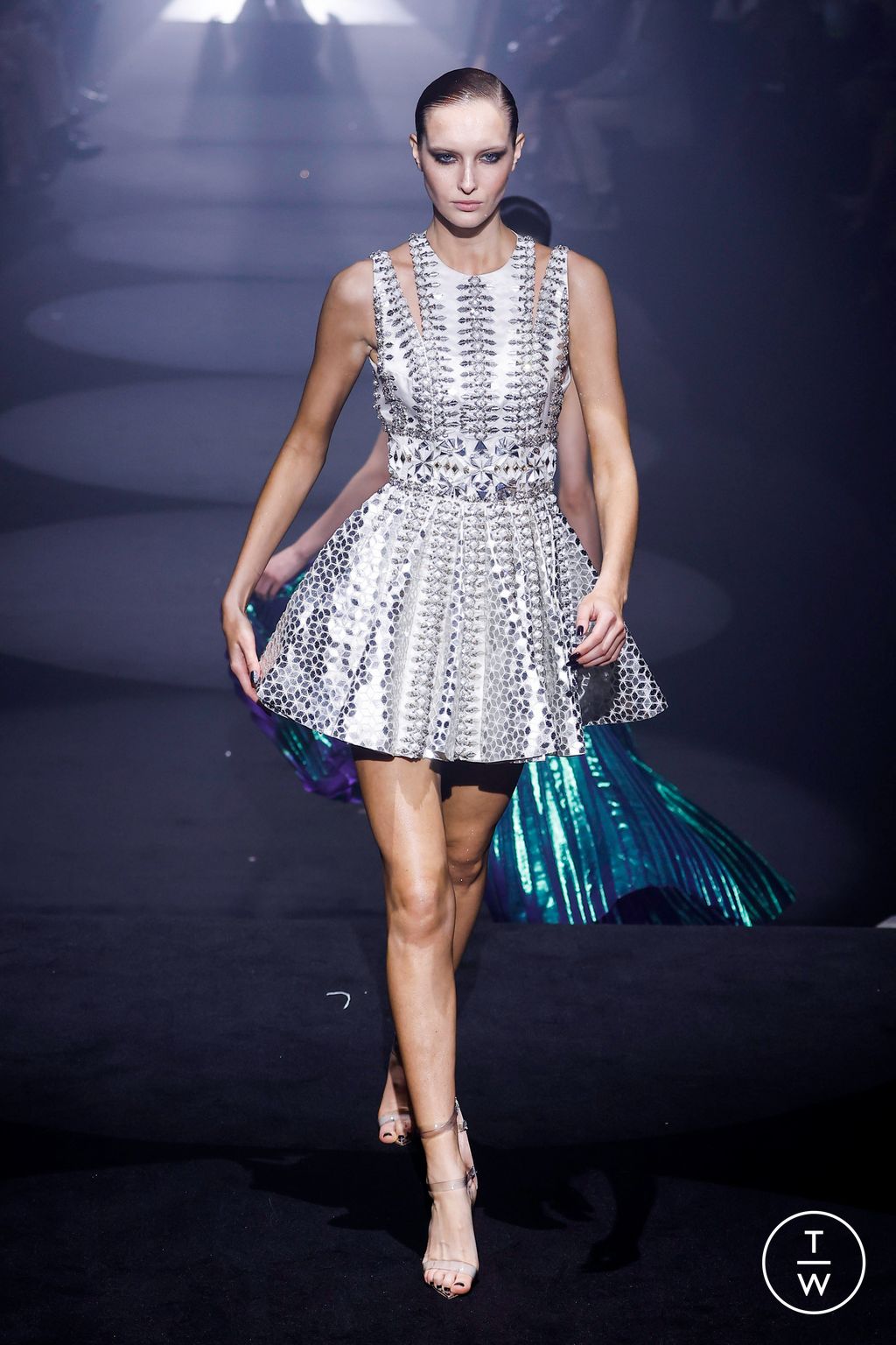 Fashion Week London Fall/Winter 2023 look 48 from the Julien MacDonald collection 女装