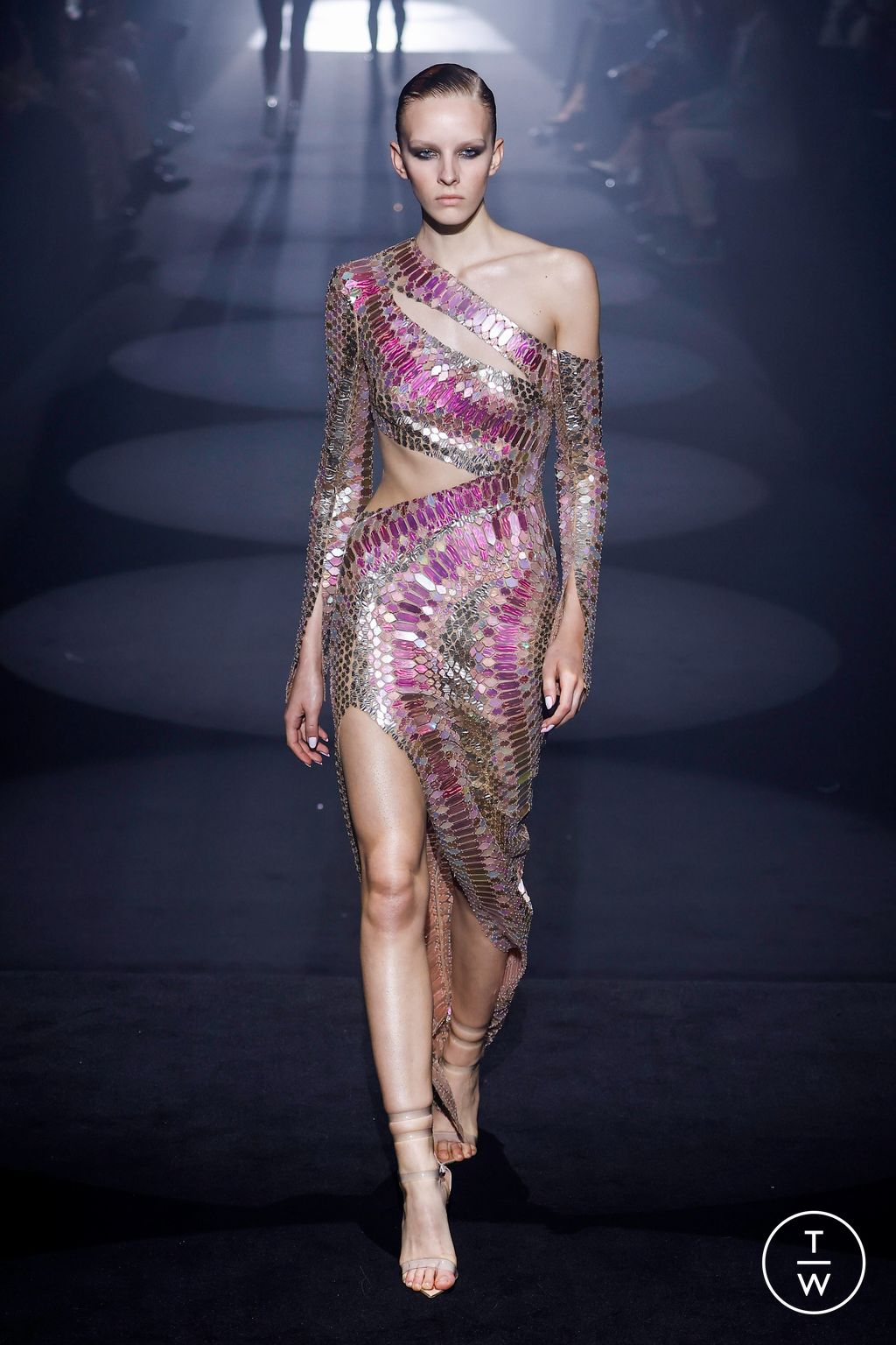 Fashion Week London Fall/Winter 2023 look 49 from the Julien MacDonald collection 女装