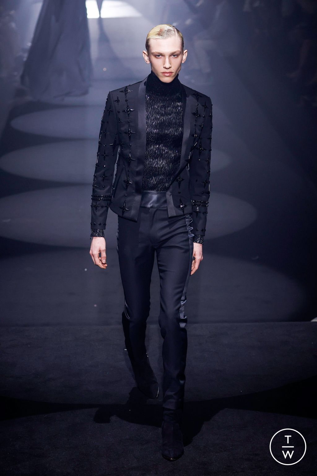 Fashion Week London Fall/Winter 2023 look 52 from the Julien MacDonald collection 女装