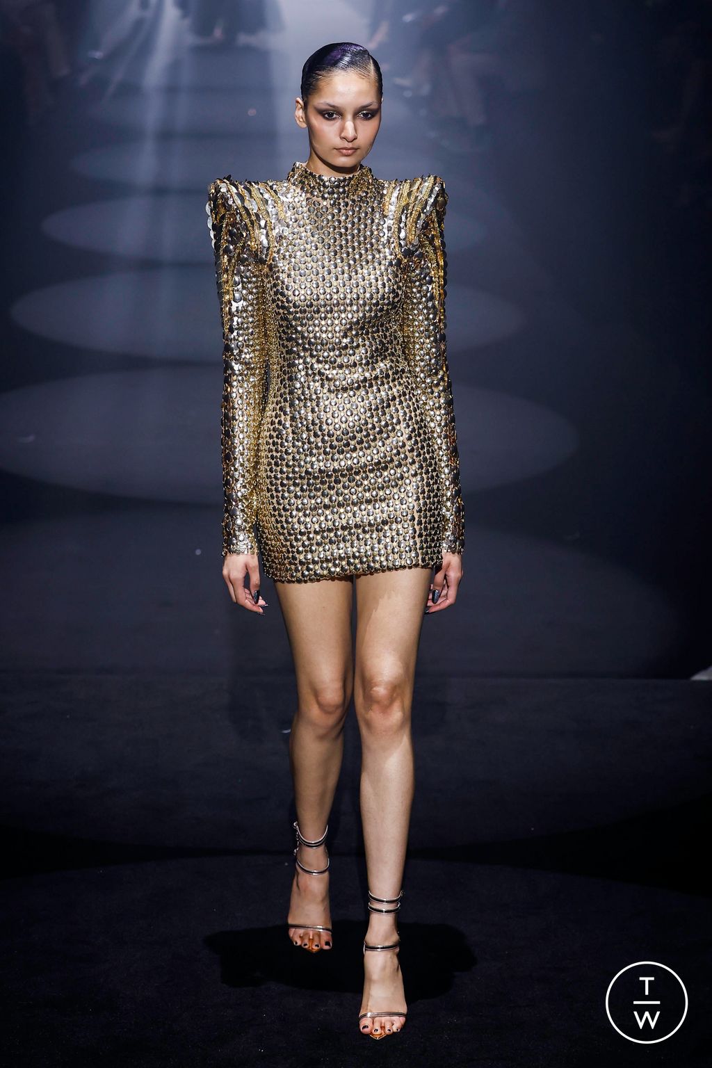 Fashion Week London Fall/Winter 2023 look 53 from the Julien MacDonald collection 女装