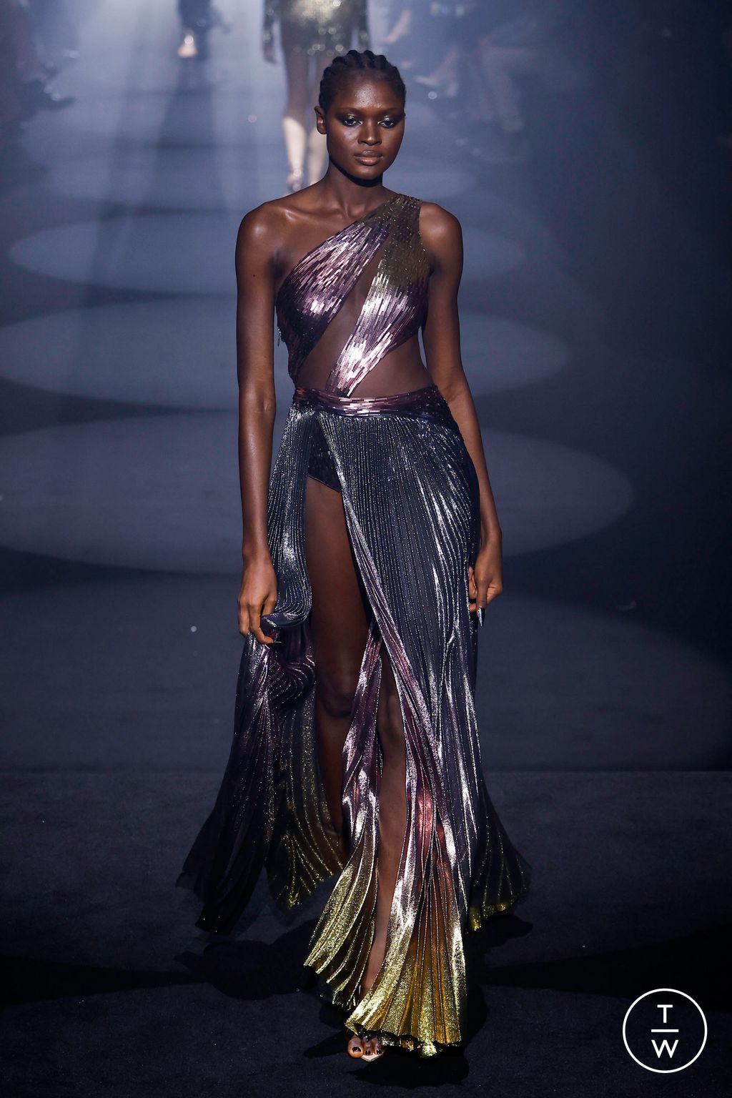 Fashion Week London Fall/Winter 2023 look 54 from the Julien MacDonald collection 女装