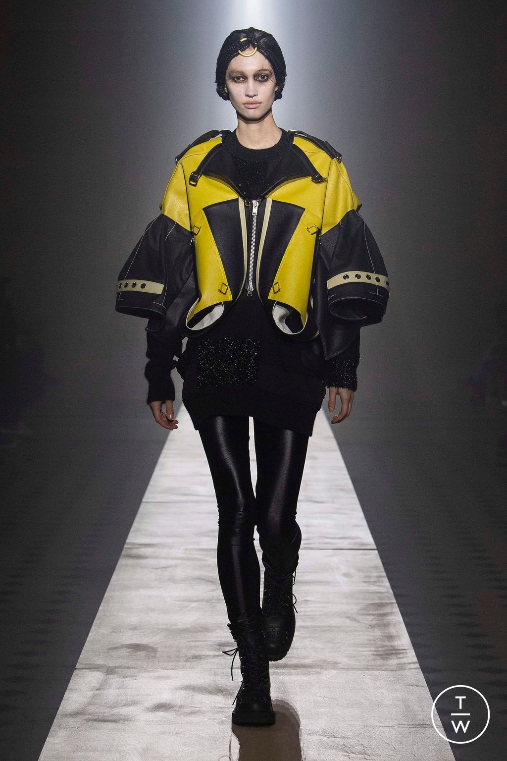 Fashion Week Paris Fall/Winter 2023 look 16 de la collection Junya Watanabe womenswear