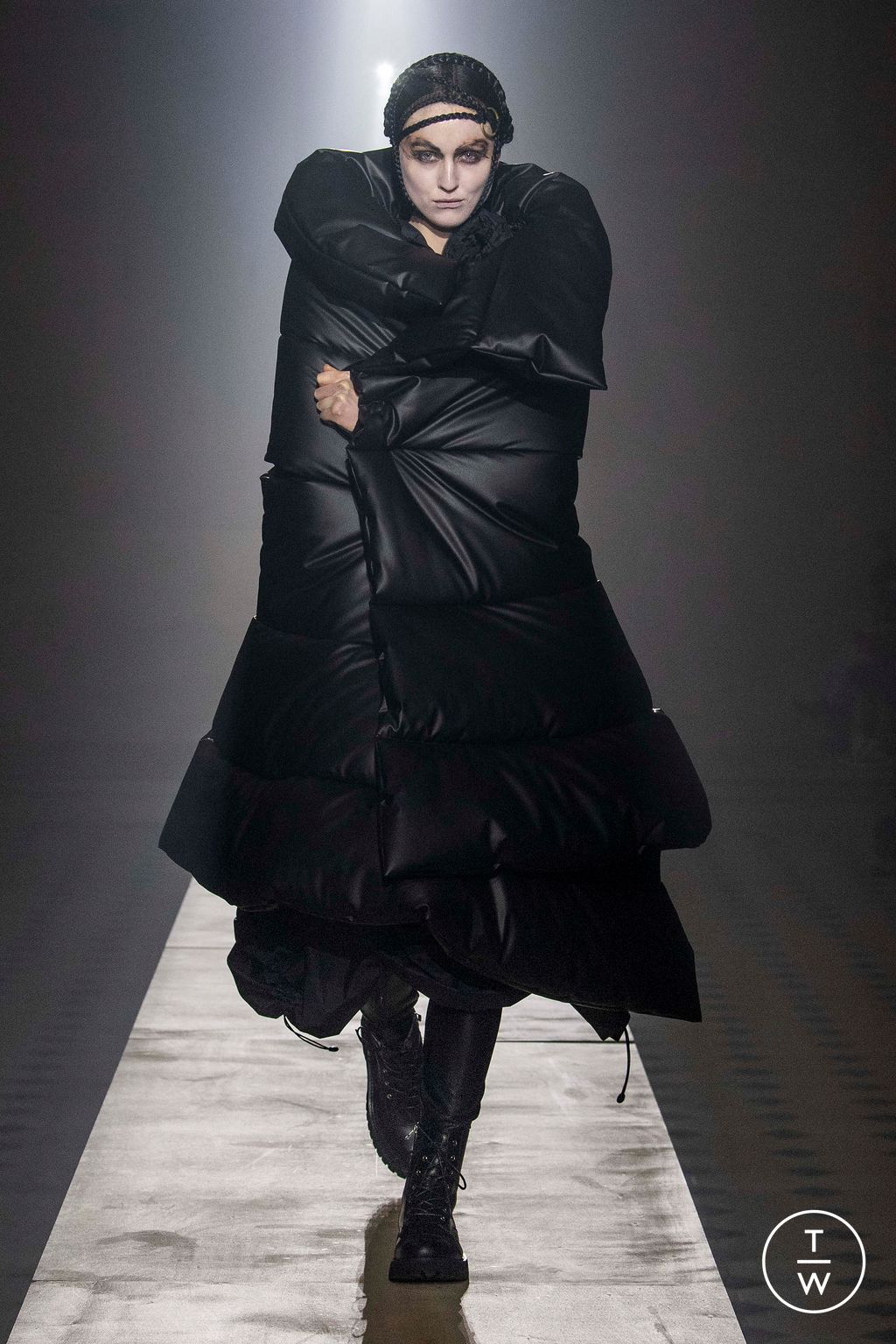 Fashion Week Paris Fall/Winter 2023 look 27 from the Junya Watanabe collection womenswear
