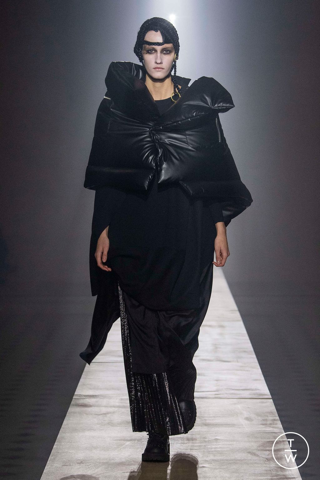 Fashion Week Paris Fall/Winter 2023 look 28 from the Junya Watanabe collection womenswear