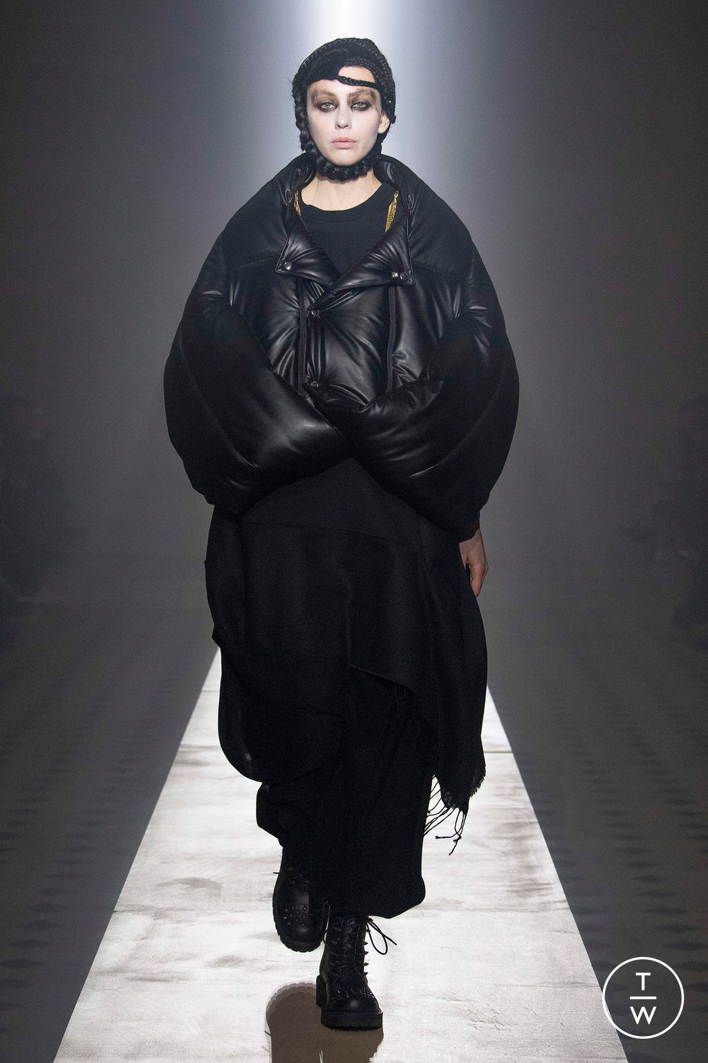 Fashion Week Paris Fall/Winter 2023 look 29 from the Junya Watanabe collection womenswear