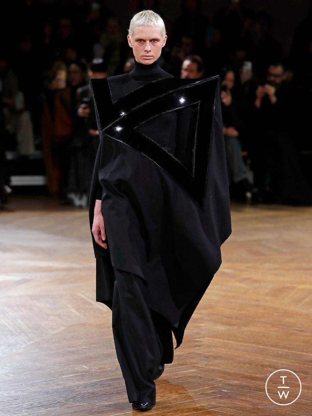Fashion Week Paris Fall/Winter 2024 look 2 de la collection Junya Watanabe womenswear
