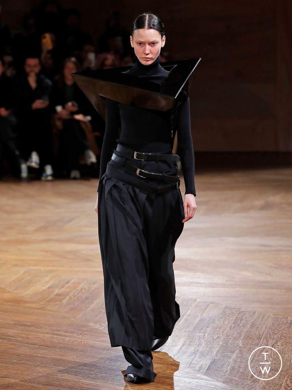 Fashion Week Paris Fall/Winter 2024 look 4 de la collection Junya Watanabe womenswear
