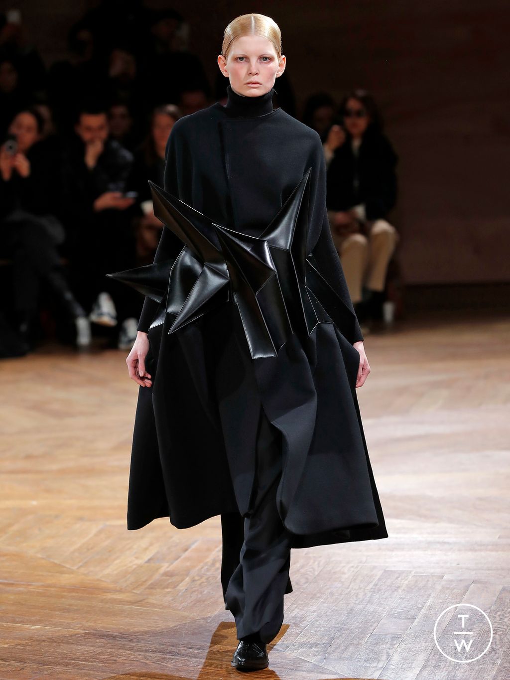 Fashion Week Paris Fall/Winter 2024 look 8 de la collection Junya Watanabe womenswear