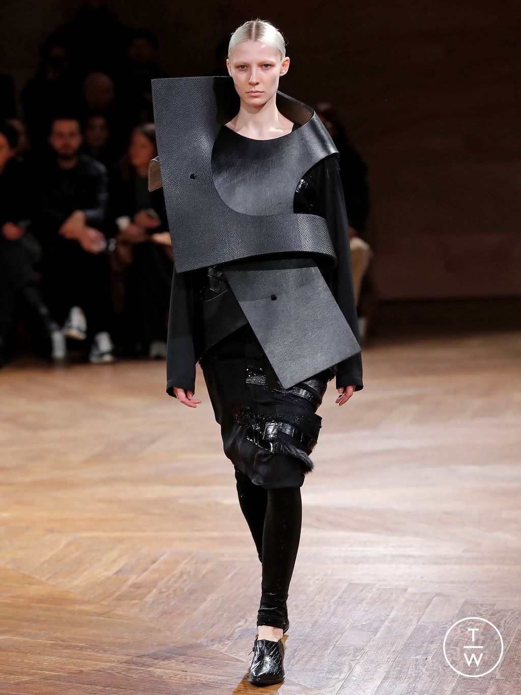 Fashion Week Paris Fall/Winter 2024 look 14 from the Junya Watanabe collection womenswear