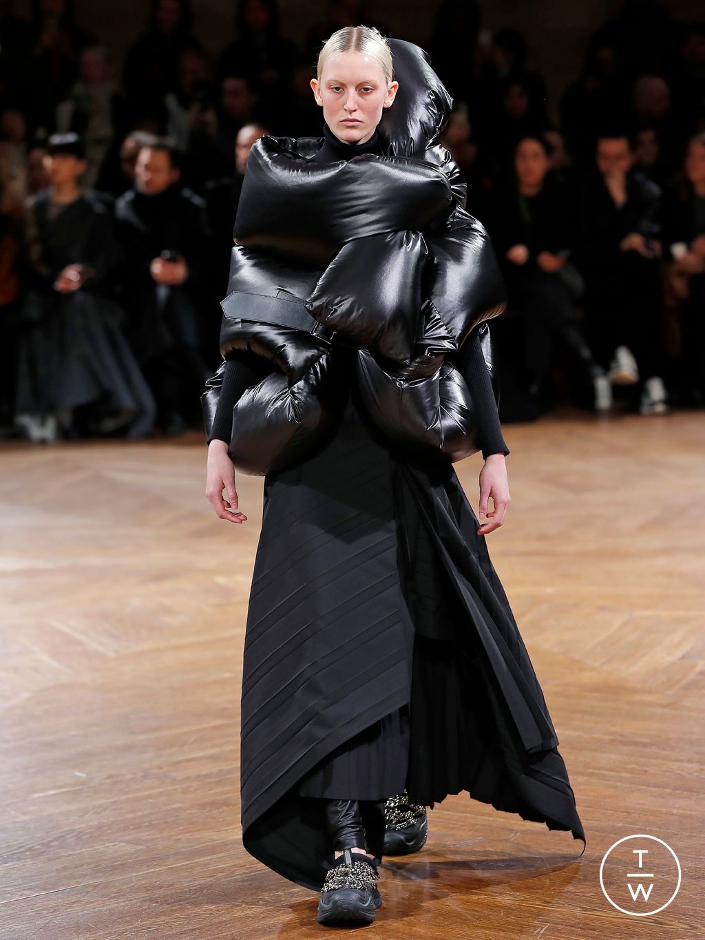 Fashion Week Paris Fall/Winter 2024 look 15 de la collection Junya Watanabe womenswear