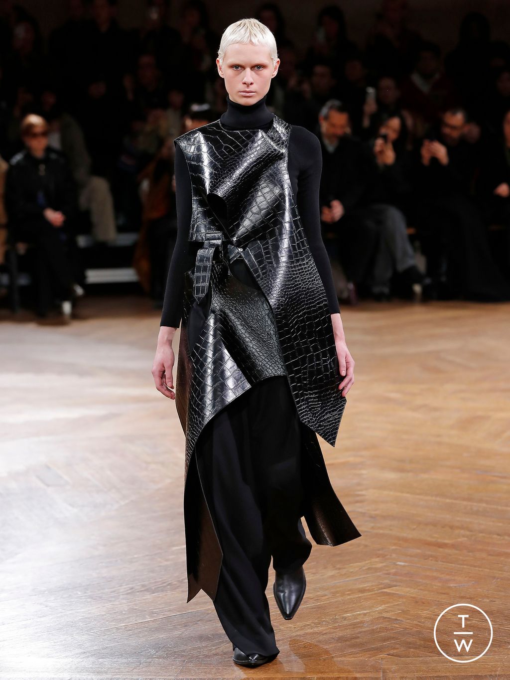 Fashion Week Paris Fall/Winter 2024 look 16 de la collection Junya Watanabe womenswear