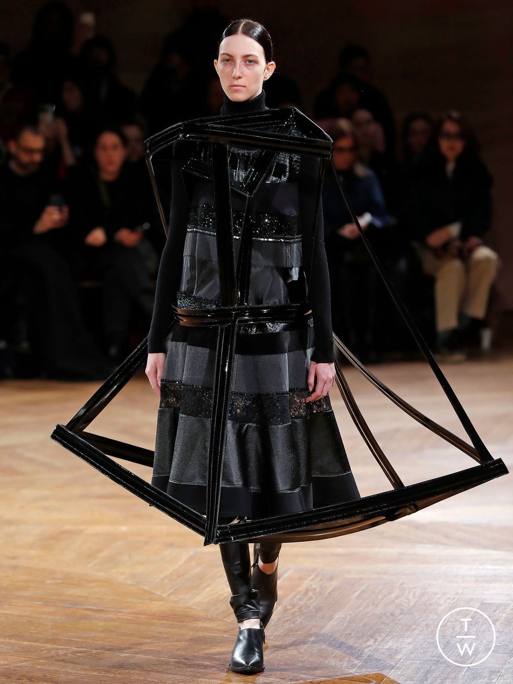 Fashion Week Paris Fall/Winter 2024 look 24 from the Junya Watanabe collection womenswear