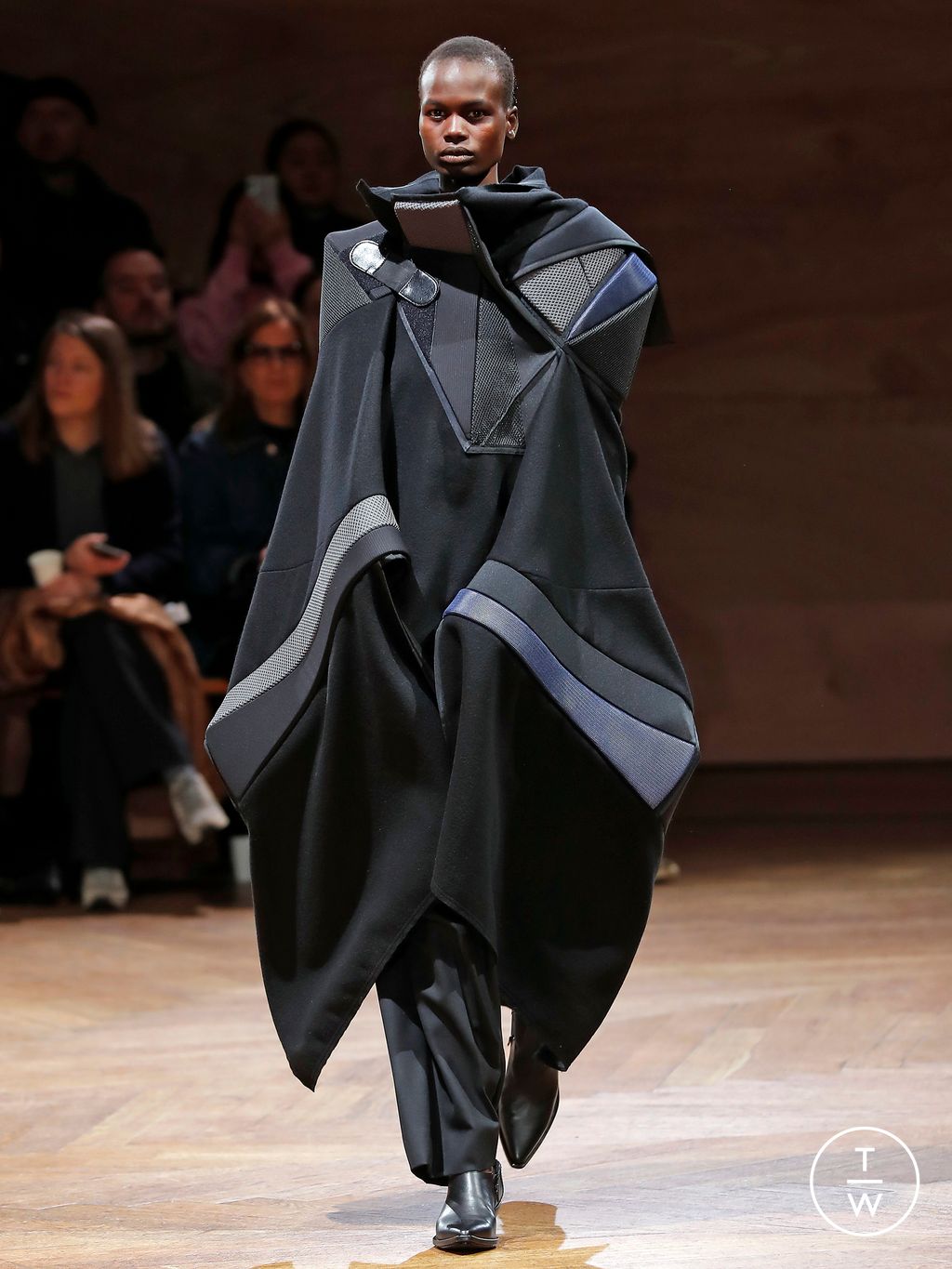 Fashion Week Paris Fall/Winter 2024 look 27 from the Junya Watanabe collection 女装