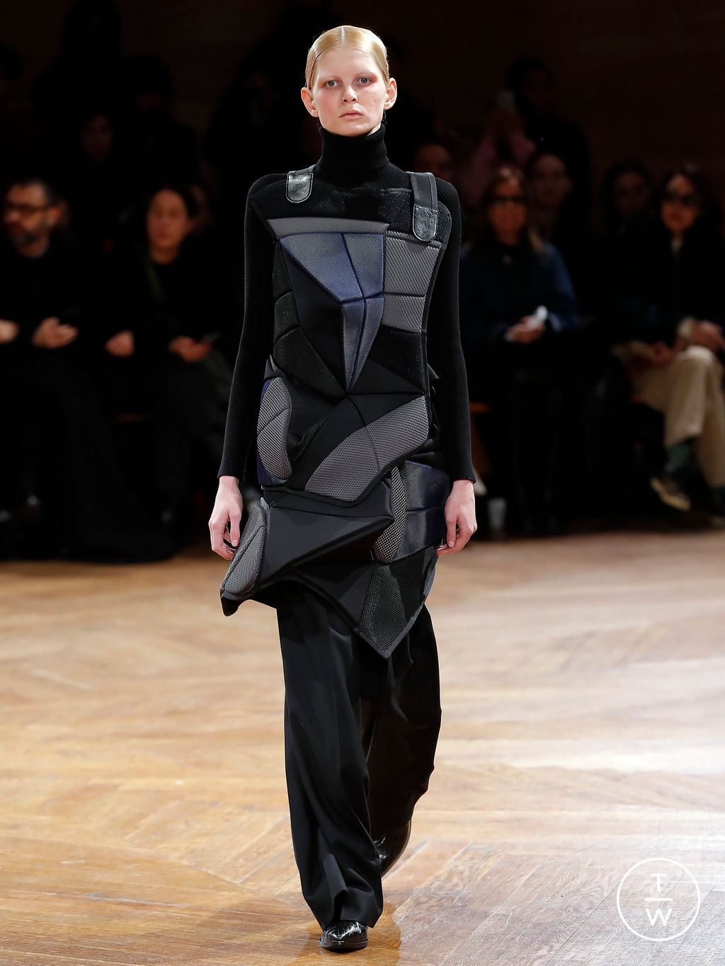 Fashion Week Paris Fall/Winter 2024 look 28 from the Junya Watanabe collection womenswear