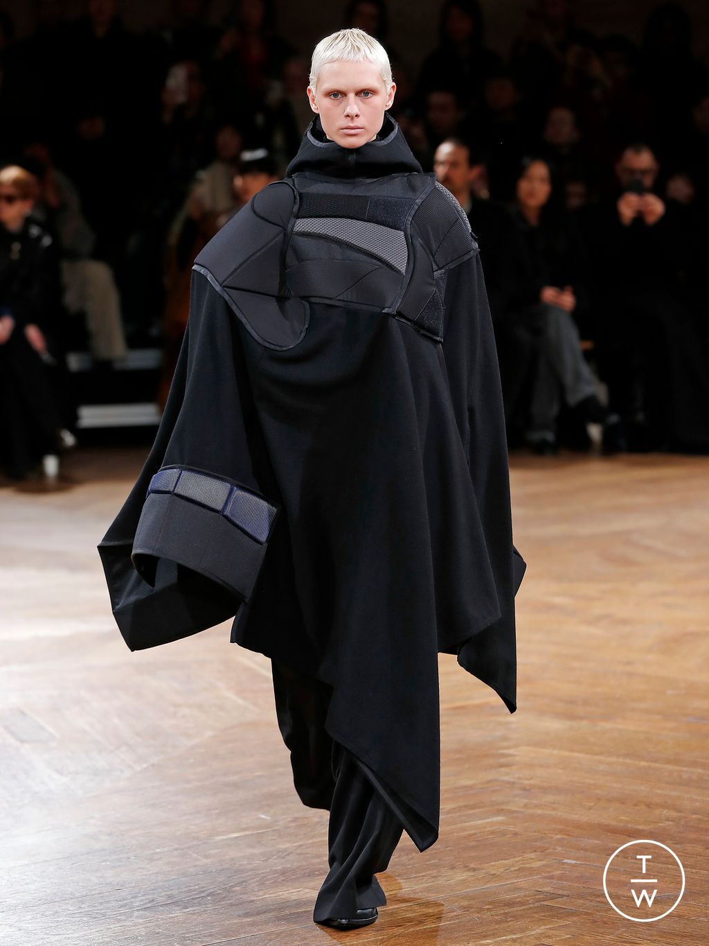 Fashion Week Paris Fall/Winter 2024 look 30 from the Junya Watanabe collection womenswear