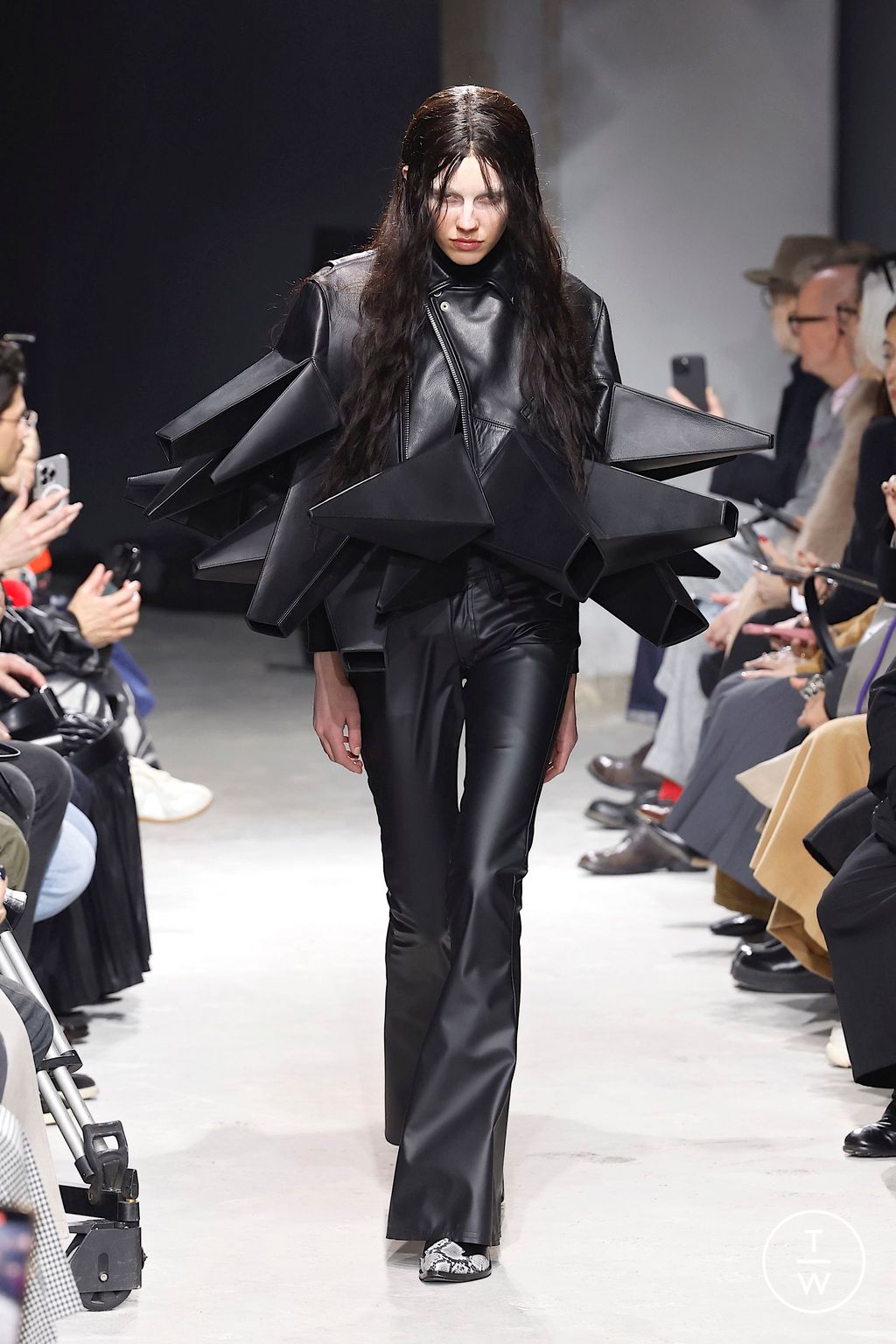Fashion Week Paris Fall/Winter 2025 look 1 from the Junya Watanabe collection womenswear