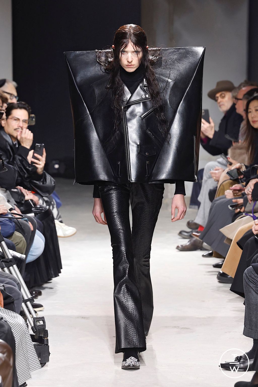 Fashion Week Paris Fall/Winter 2025 look 16 de la collection Junya Watanabe womenswear