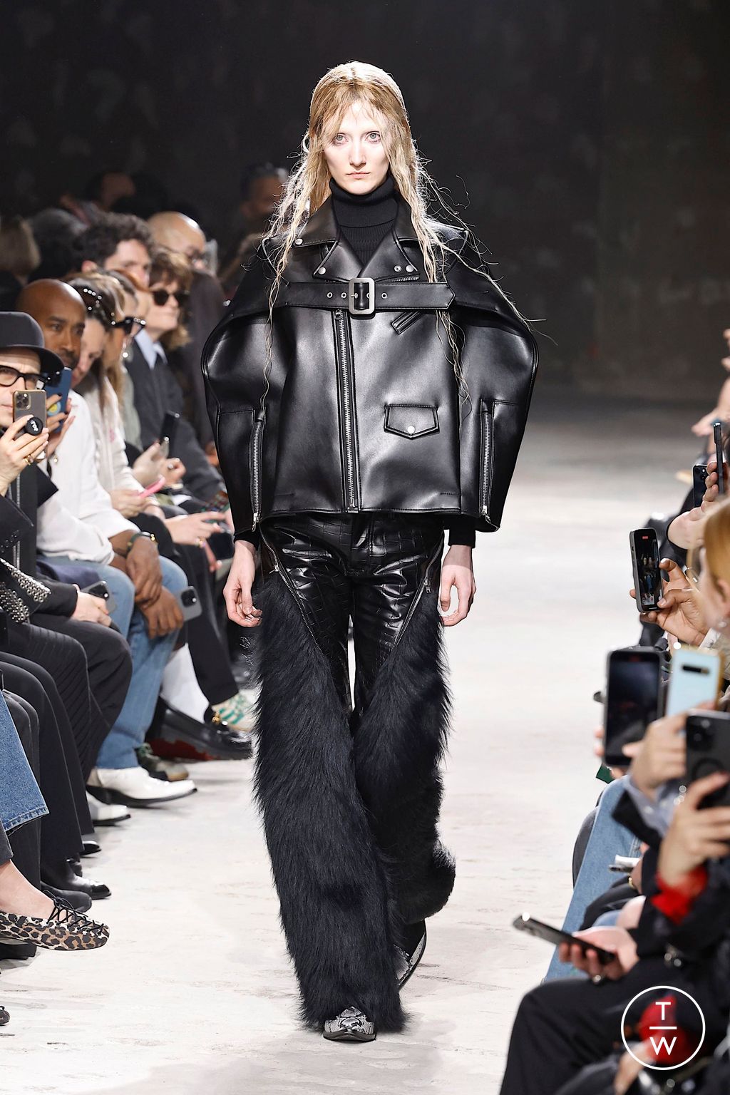 Fashion Week Paris Fall/Winter 2025 look 18 from the Junya Watanabe collection 女装