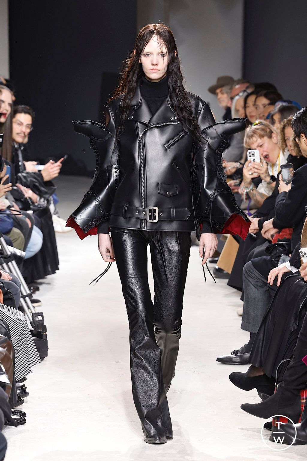 Fashion Week Paris Fall/Winter 2025 look 22 from the Junya Watanabe collection 女装