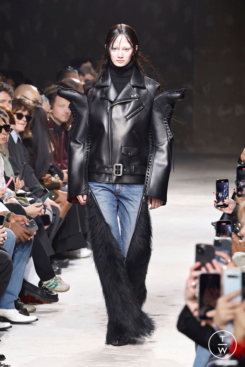 Fashion Week Paris Fall/Winter 2025 look 24 from the Junya Watanabe collection 女装