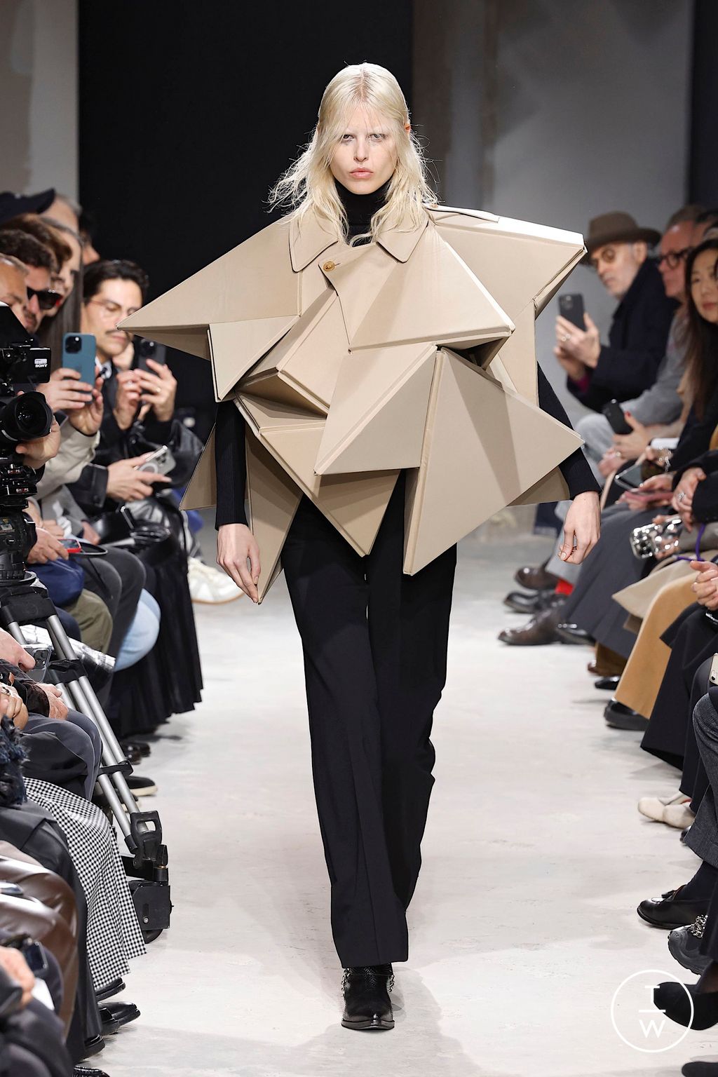 Fashion Week Paris Fall/Winter 2025 look 33 from the Junya Watanabe collection 女装
