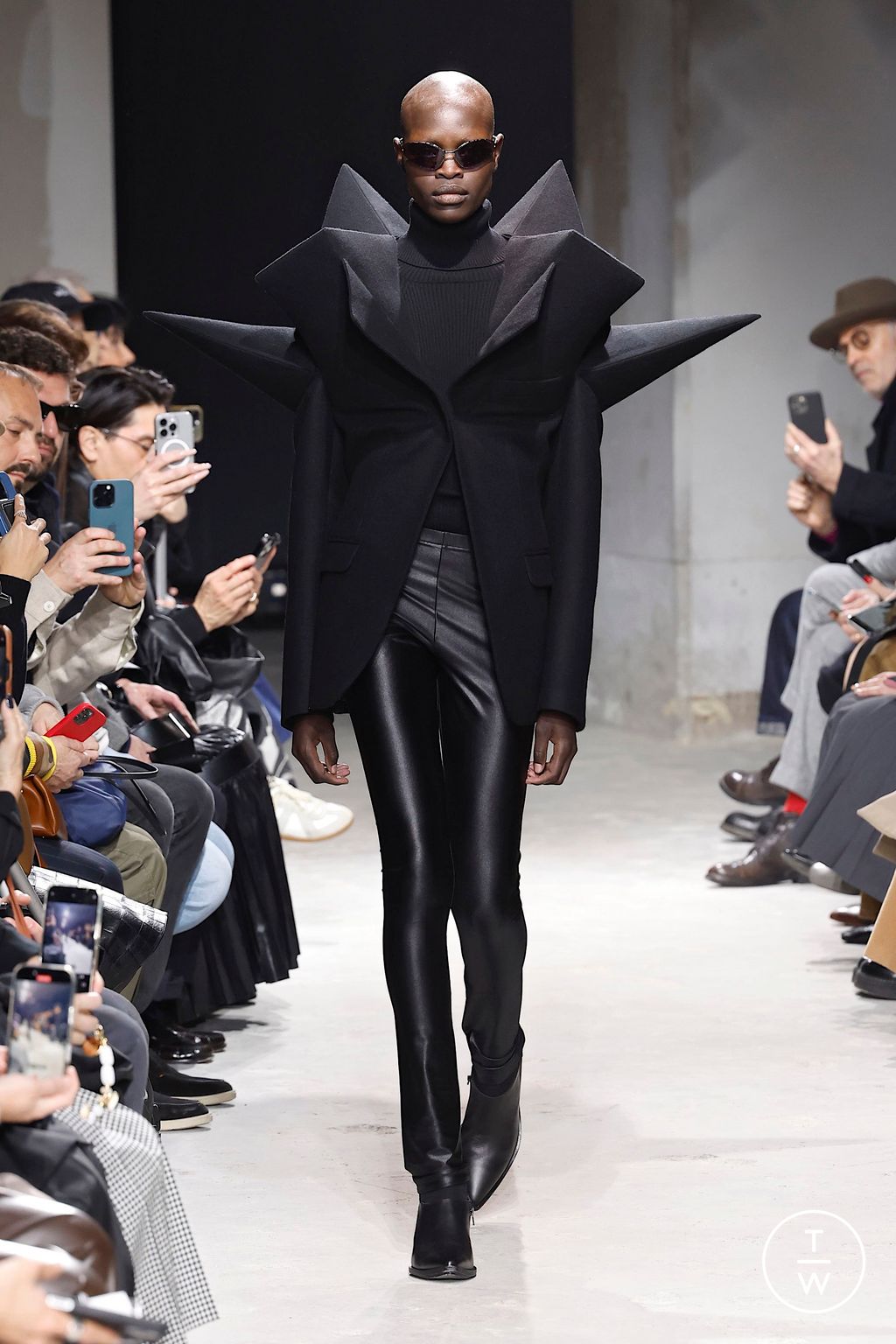 Fashion Week Paris Fall/Winter 2025 look 44 from the Junya Watanabe collection 女装