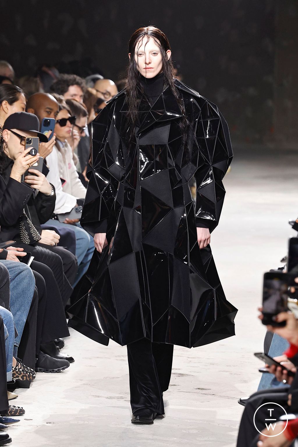 Fashion Week Paris Fall/Winter 2025 look 87 from the Junya Watanabe collection 女装