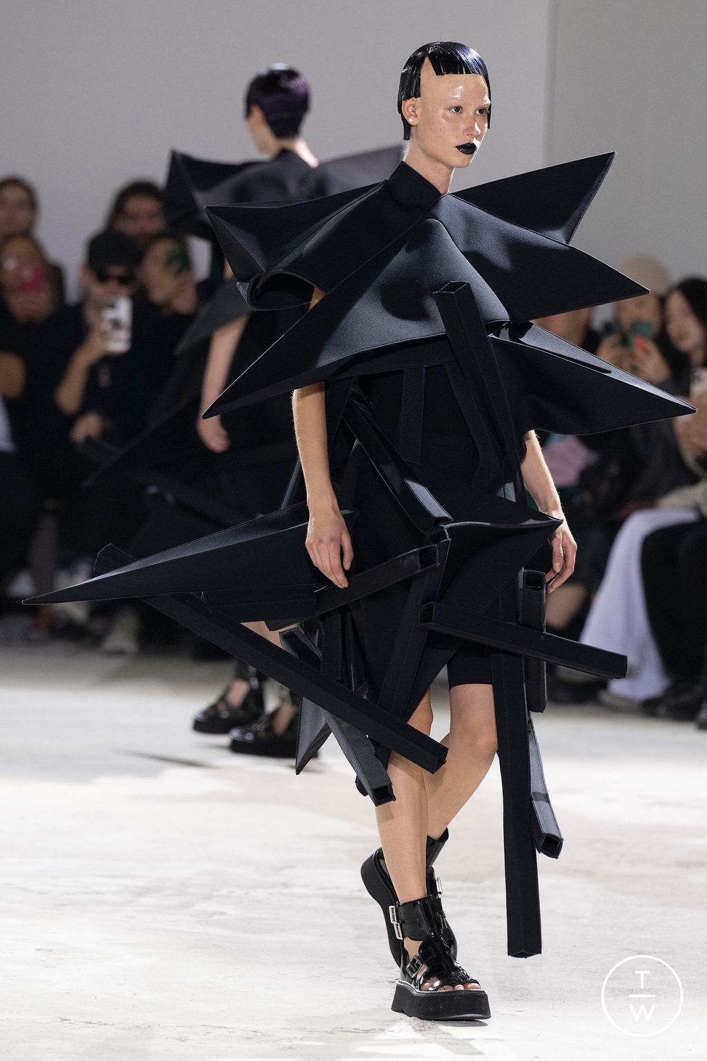 Fashion Week Paris Spring/Summer 2024 look 1 de la collection Junya Watanabe womenswear